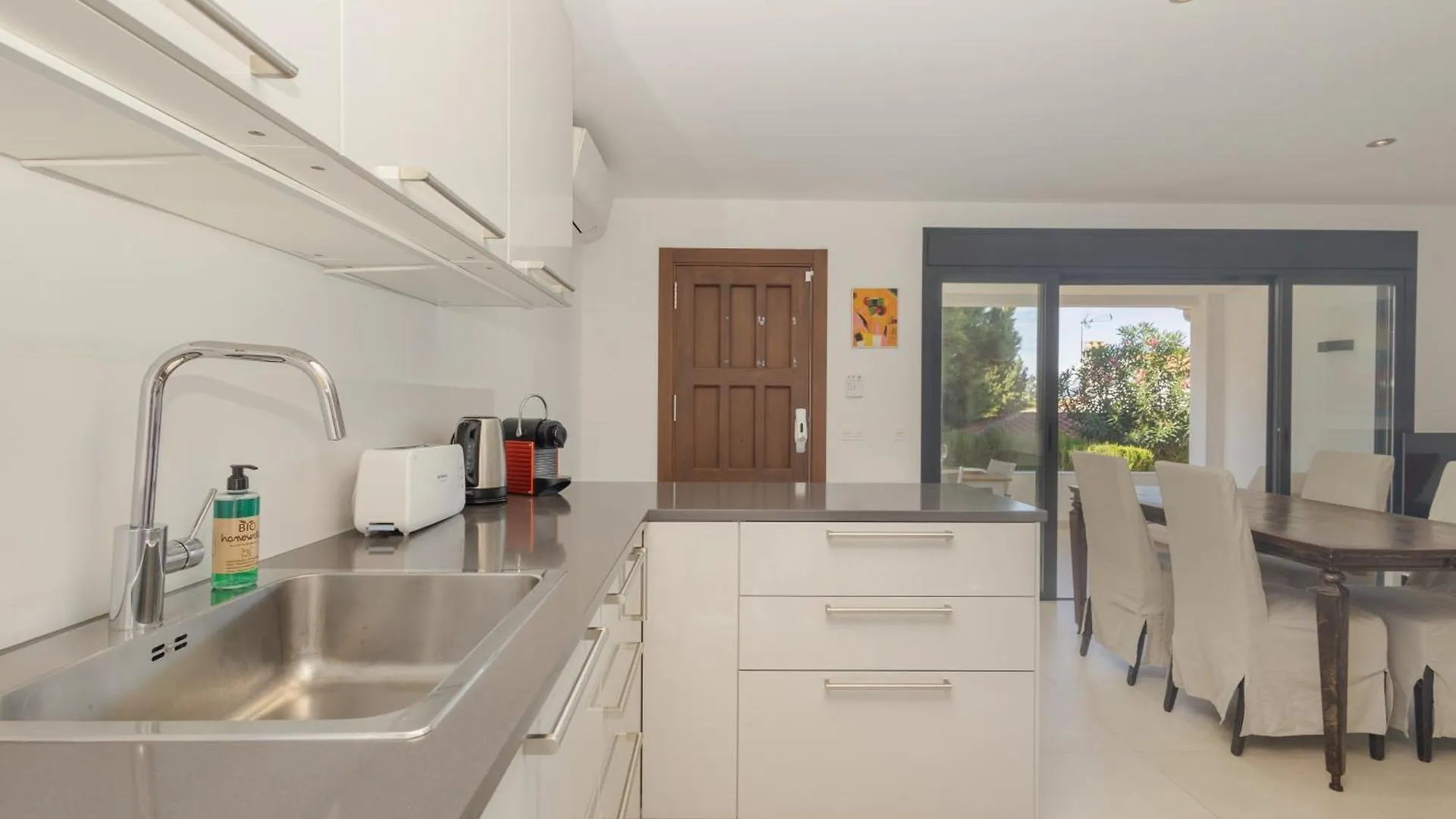 Cozy Holiday Home By The Beach In Costabella, 마르베야
